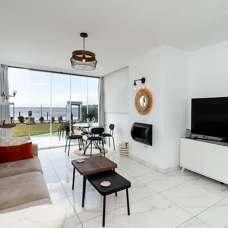 Willa Beachfront Haven
